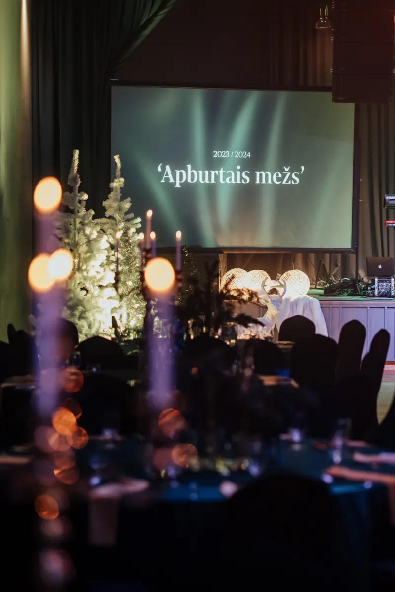 Ekrāns ar uzrakstu "Apburtais mežs"